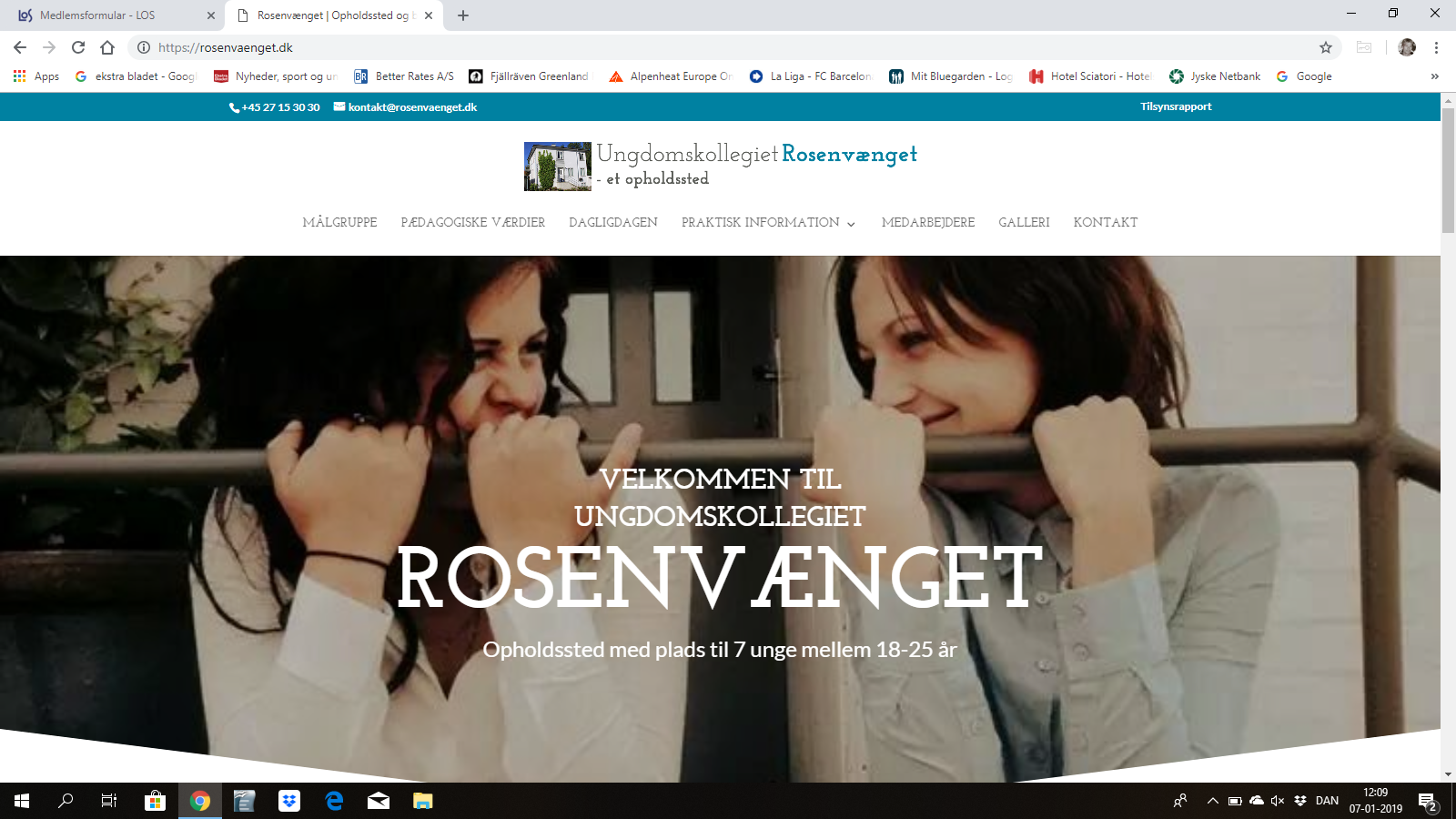 To unge med slørede ansigter holder fast i et gelænder foran et website-banner for Ungdomskollegiet Rosenvænget. Synlig tekst: +45 27 15 30 30 kontakt@rosenvaenget.dk; Ungdomskollegiet Rosenvænget - et opholdssted; MÅLGRUPPE PÆDAGOGISKE VÆRDIER DAGLIGDAGEN PRAKTISK INFORMATION MEDARBEJDERE GALLERI KONTAKT; Tilsynsrapport; VELKOMMEN TIL UNGDOMSKOLLEGIET ROSENVÆNGET; Opholdssted med plads til 7 unge mellem 18-25 år; https://rosenvaenget.dk
