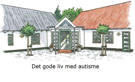 Et hvidt gårdhus med to fløje — gråt tag til venstre og rødt tag til højre — med et centralt indgangsparti med trin og glasdøre og to små træer i potter på en stenlagt gårdsplads; tekst under billedet: Det gode liv med autisme.