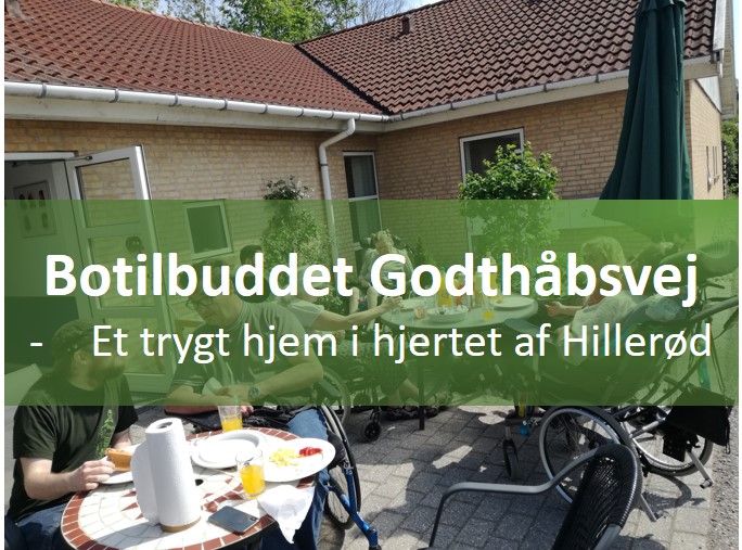 Beboere sidder ved et cafebord på en solrig terrasse foran et gult murstenshus, nogle i kørestole, med tallerkener, juice og en parasol. Tekst på billedet: "Botilbuddet Godthåbsvej - Et trygt hjem i hjertet af Hillerød".