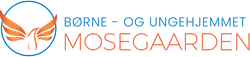 Logo med to styliserede orange vinger, der danner en sommerfuglagtig form inden i en blå halvcirkel til venstre for teksten. Tekst: "BØRNE - OG UNGEHJEMMET" over "MOSEGAARDEN".