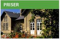 Grøn bjælke øverst til venstre med teksten "PRISER"; et gult murstenshus med hvide døre og vinduer står midt i billedet og er omgivet af en frodig have med blomster i forgrunden.