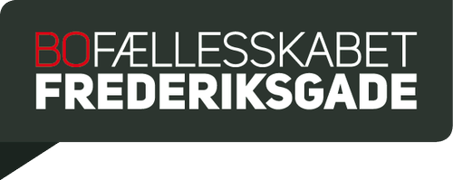 BOFÆLLESSKABET FREDERIKSGADE vist som tekst "BOFÆLLESSKABET FREDERIKSGADE" med "BO" i rødt og resten i hvidt. Teksten er placeret på en mørkegrøn, afrundet rektangulær baggrund med en lille trekantet hale nederst til venstre.