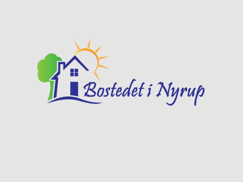 Logo med et stiliseret blåt hus foran et grønt træ og en orange-gul sol over huset, med en blød bølgelinje under; teksten u0022Bostedet i Nyrupu0022 i blåt, håndskriftlignende skrift på lys grå baggrund.