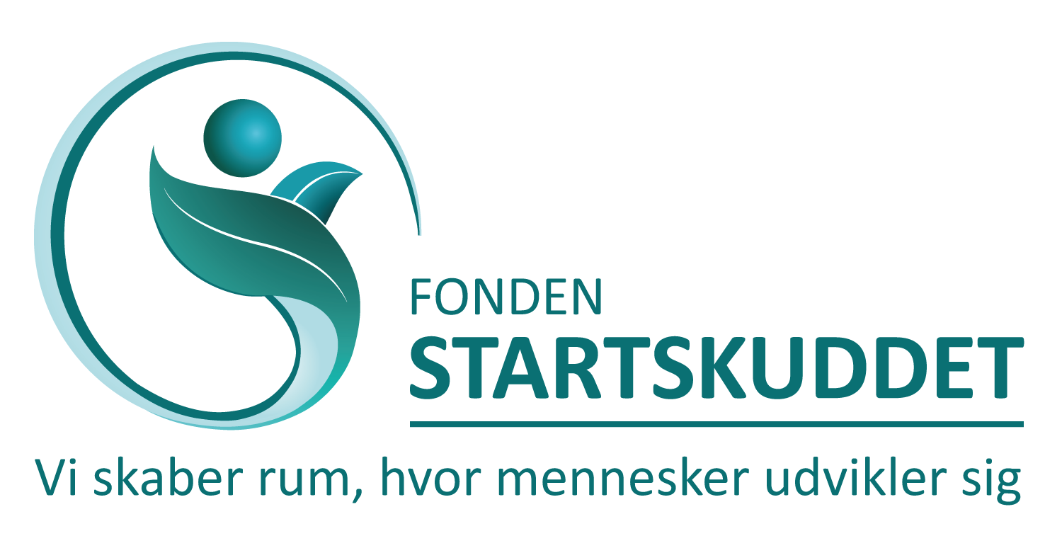 Grønblåt logo med en stiliseret menneskefigur formet af blade i en cirkel til venstre for teksten "FONDEN STARTSKUDDET". Under en tynd linje står teksten "Vi skaber rum, hvor mennesker udvikler sig".