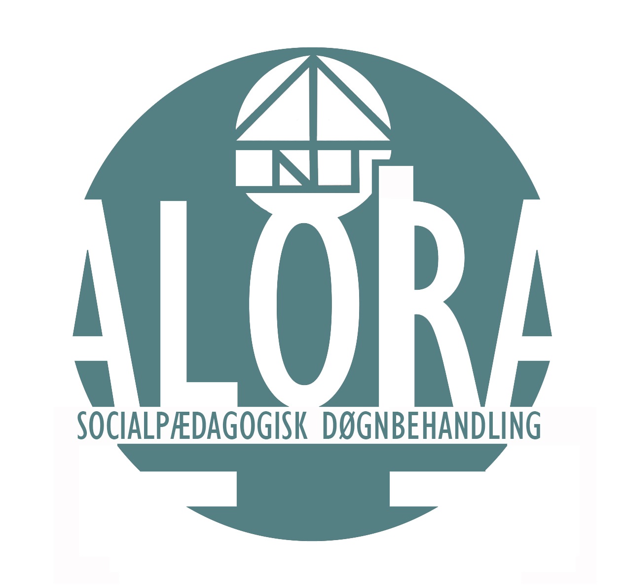 Logo med hvidt ord "ALORA" i store blokbogstaver placeret foran en blågrøn cirkel, med et stiliseret hustag oven på bogstavet O; under logoet står i mindre hvid tekst: "SOCIALPÆDAGOGISK DØGNBEHANDLING".