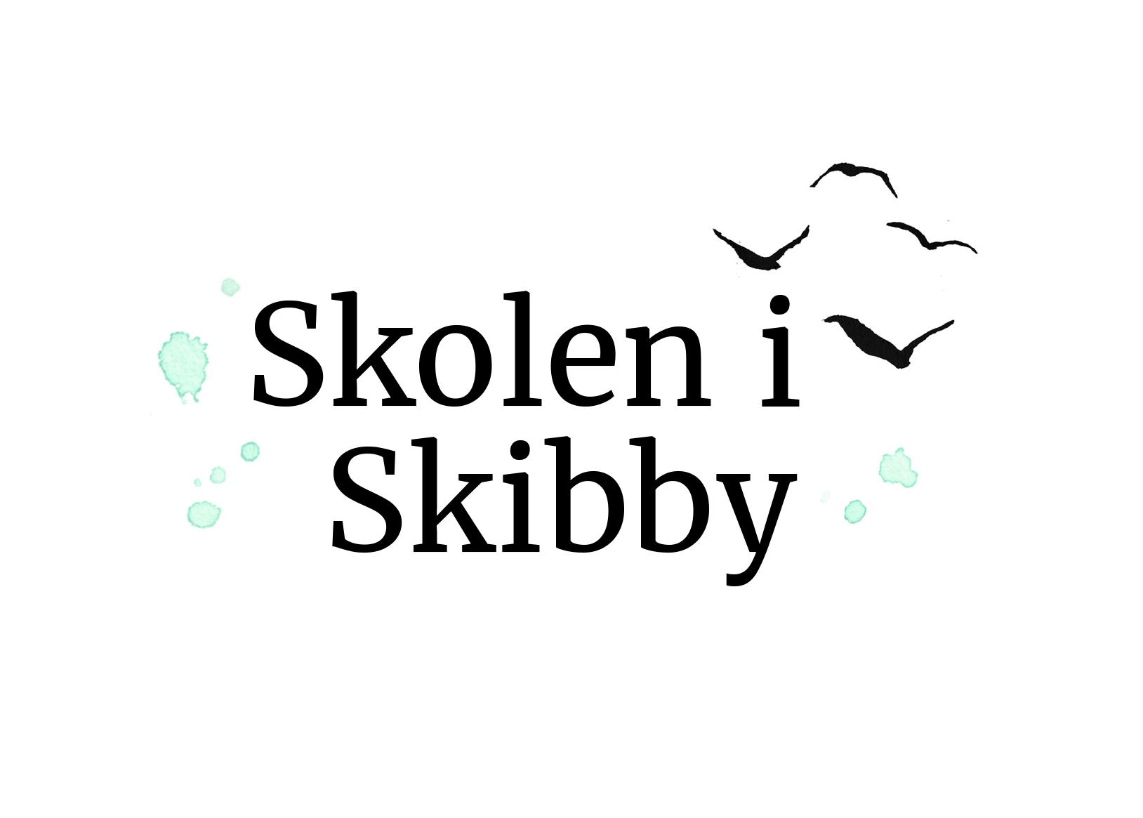 Tekst "Skolen i Skibby" i stor sort serif-skrift midt på en hvid baggrund, med fire sorte fuglesilhuetter øverst til højre og lysegrønne akvarelpletter til venstre og højre.